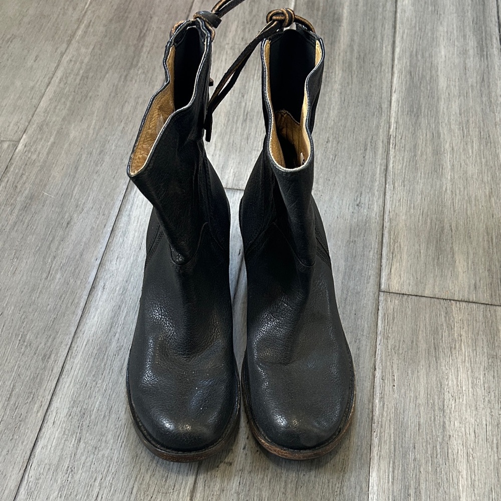 Frye Black Leather Women's Short Heeled Lace-Up Ankle Boots
